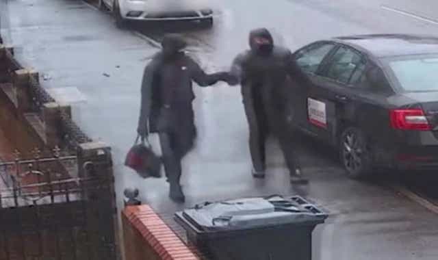 <p>Grabación de video de la danesa Mansha y Daiyaan Arif golpeando el puño después de asesinar a Sohail Ali.</p>