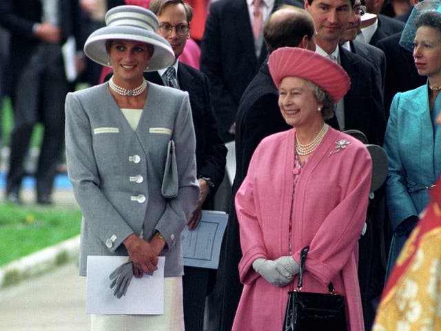 <p>Diana, Princess of Wales and the Queen attending a wedding in October 1993</p>