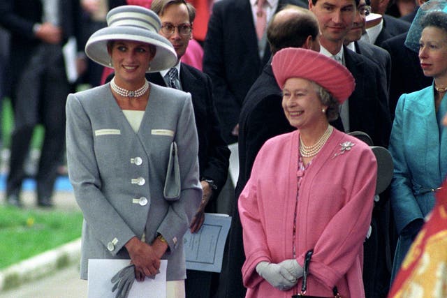 <p>Diana, Princess of Wales and the Queen attending a wedding in October 1993</p>