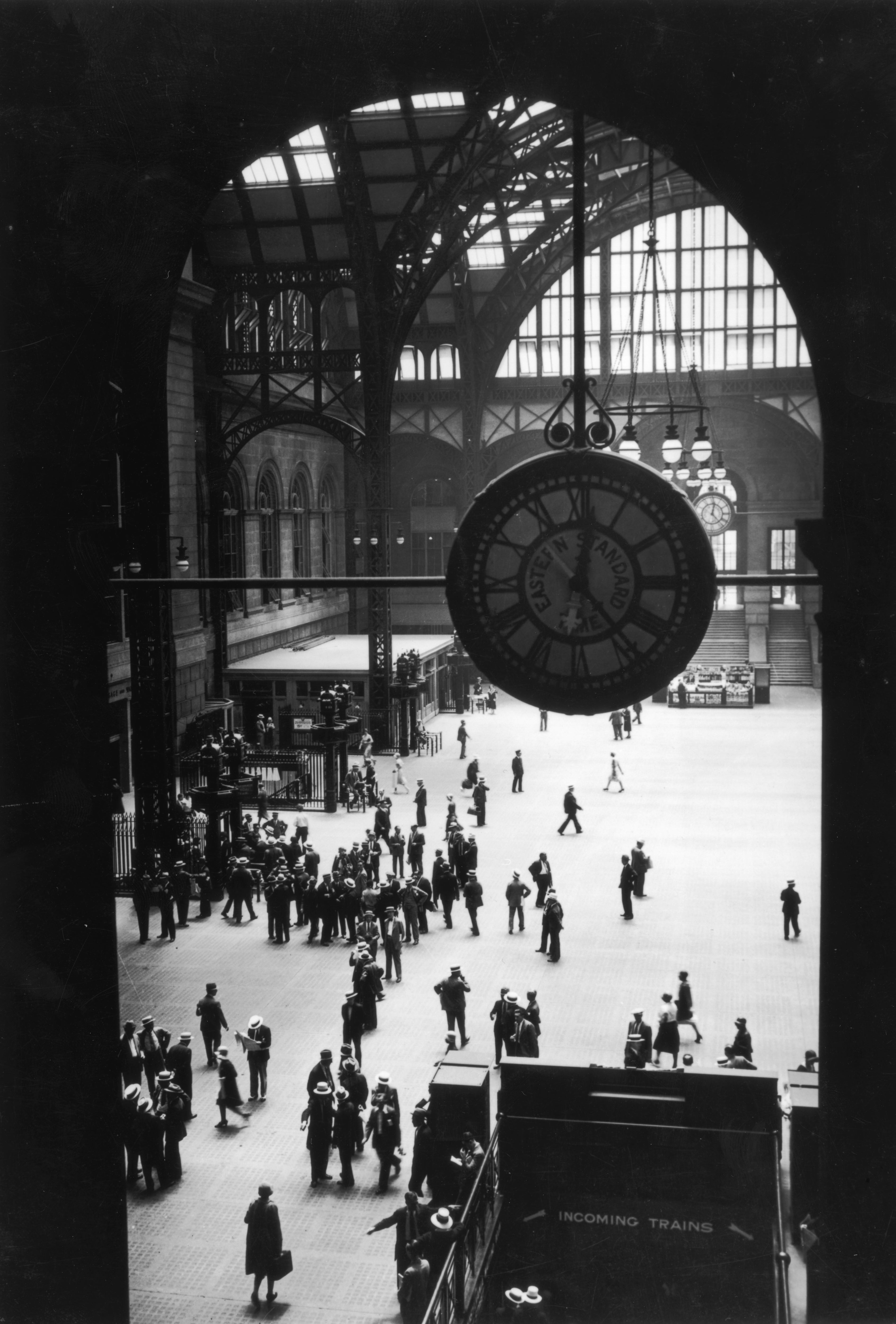 circa 1925: View of the Great Gate room of the neo-classical Pennsylvania Station, New York, designed by the preeminent architects of the day, McKim, Mead & White