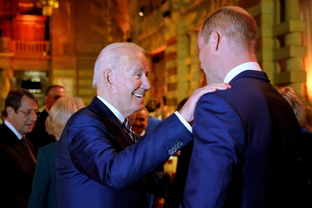 Joe Biden saluda al príncipe William en una recepción nocturna para conmemorar el día inaugural de Cop26