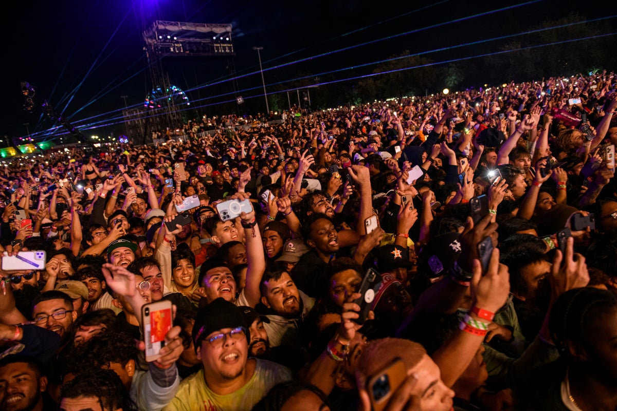 Travis Scott Sends Prayers After Astroworld Deaths: Video