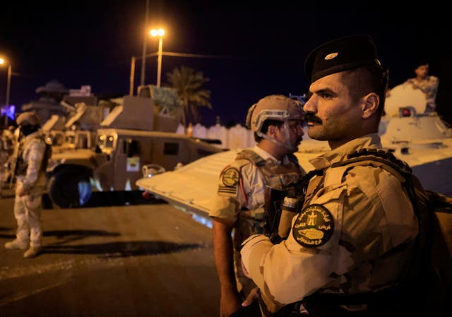 Los soldados iraquíes participan en un despliegue de seguridad intensivo tras un ataque con un dron contra la residencia del primer ministro Mustafa al-Kadhimi en Bagdad