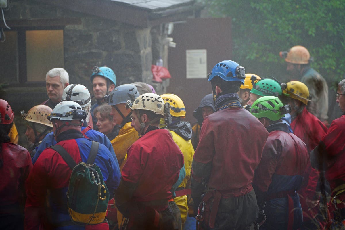  Injured man rescued from Brecon Beacons cave after two days trapped inside