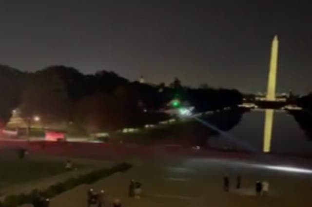 <p>A helicopter lands at Lincoln memorial as stunned onlookers capture videos and photos  </p>