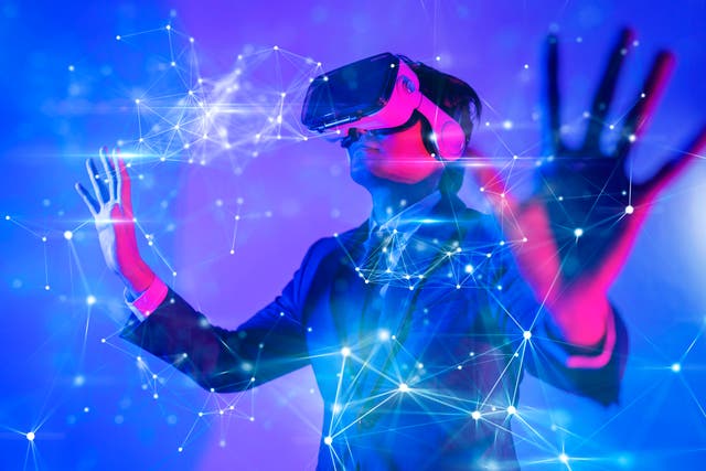 <p>Tecnología del mundo cibernético digital Metaverse, hombre con gafas de realidad virtual jugando juegos y entretenimiento de realidad aumentada</p>