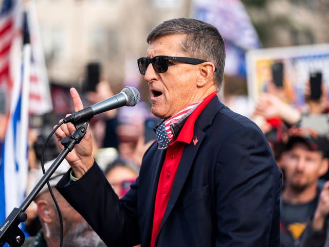 Michael Flynn se dirige a los partidarios de Trump en diciembre de 2020
