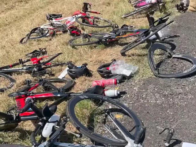 Un adolescente que golpeó a ciclistas en Texas cuando intentaba soplarles humo enfrenta cargos por delitos graves