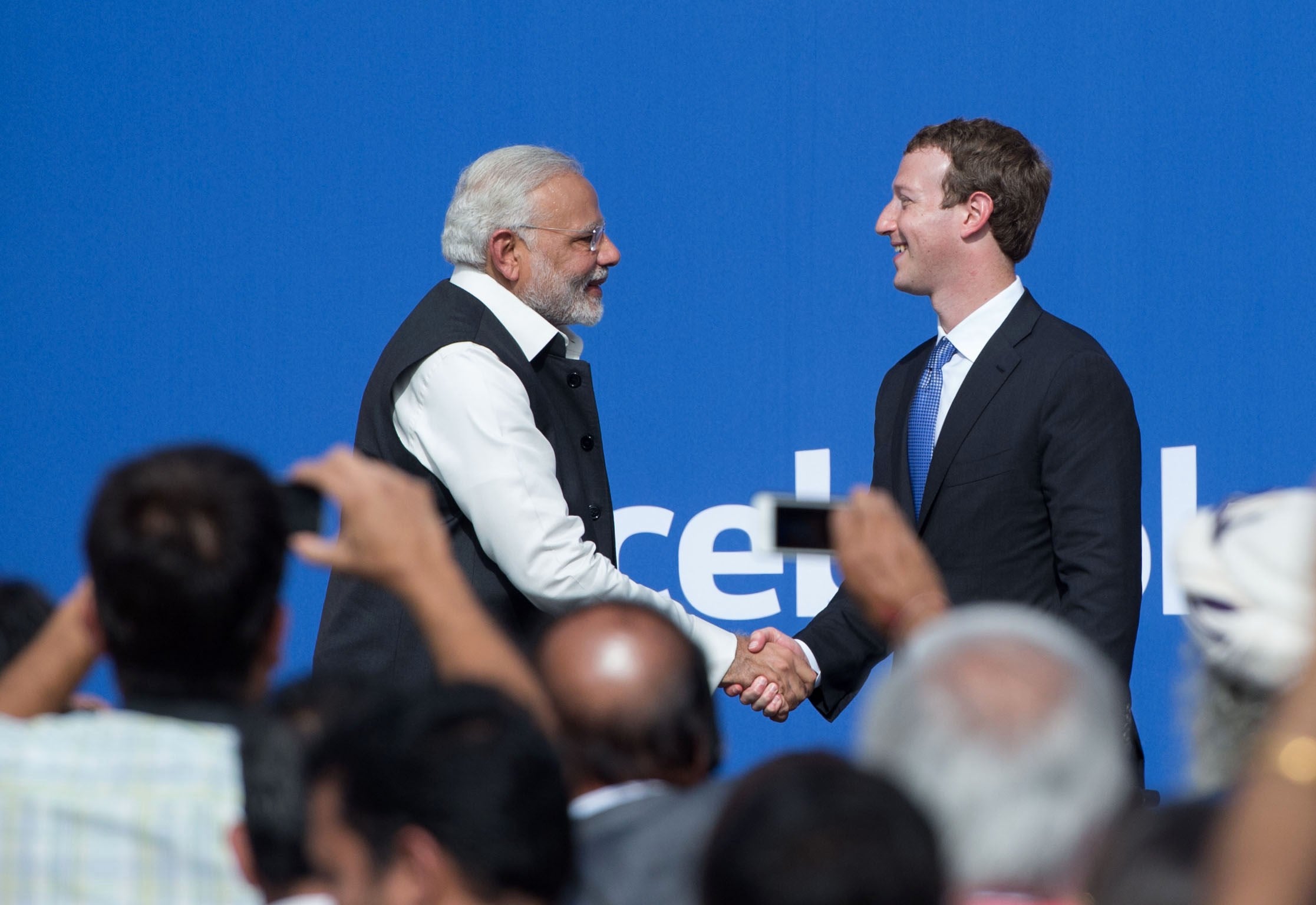 Indian Prime Minister Narendra Modi (L) and Facebook CEO Mark Zuckerberg shake hands after a Townhall meeting, at Facebook headquarters