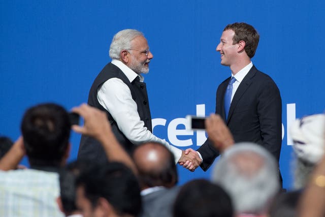 El primer ministro indio, Narendra Modi (izq.), Y el director ejecutivo de Facebook, Mark Zuckerberg, se dan la mano después de una reunión en el ayuntamiento, en la sede de Facebook.