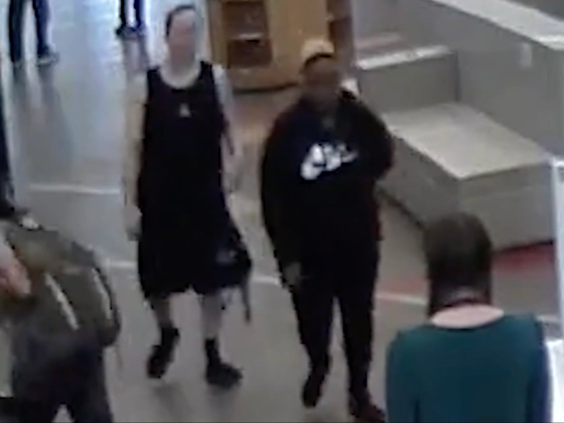 Una captura de pantalla de video muestra a una madre y su novio en una biblioteca antes de sus arrestos.