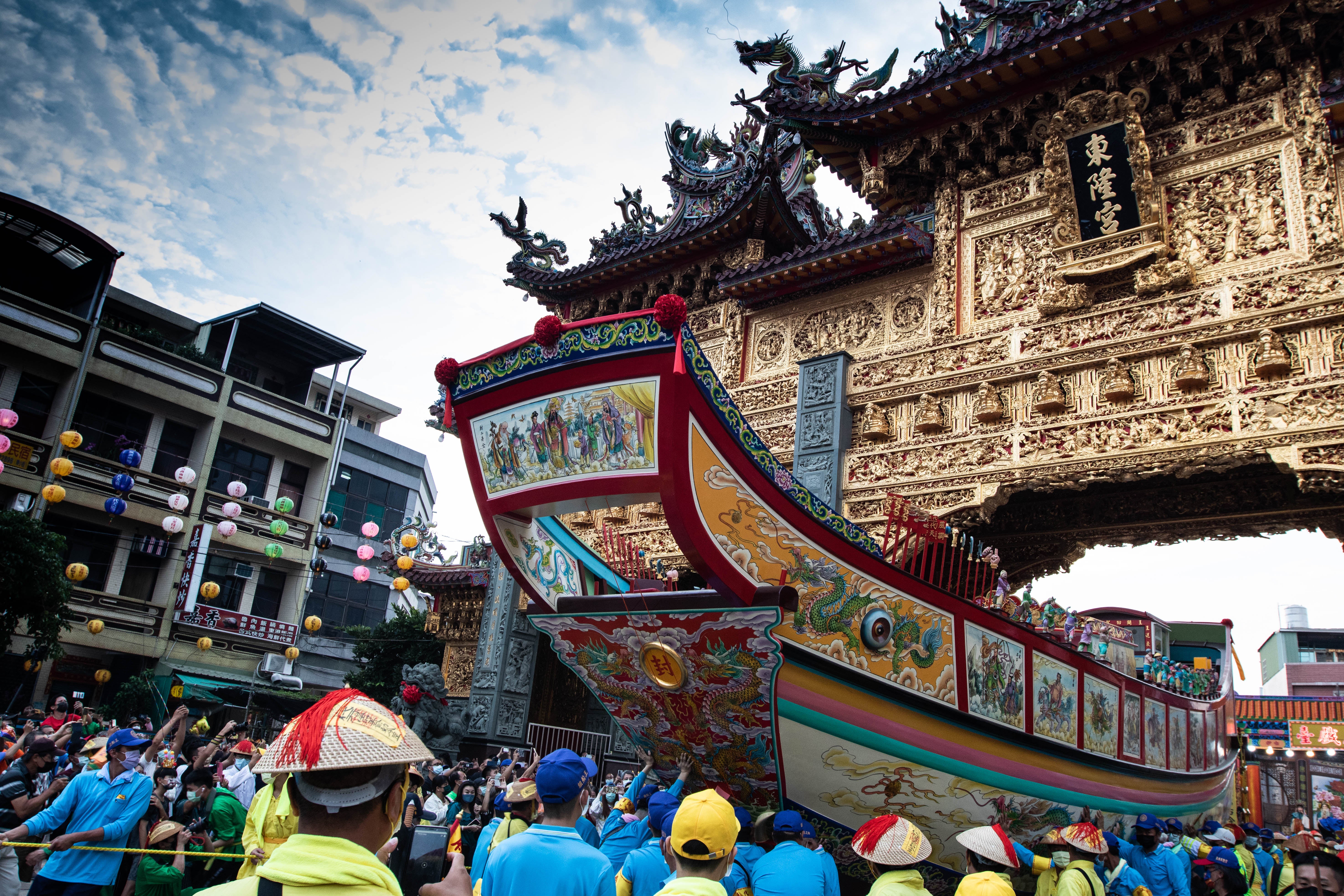 The Wang Ye boat and sedan chairs are returned to the Donglong temple