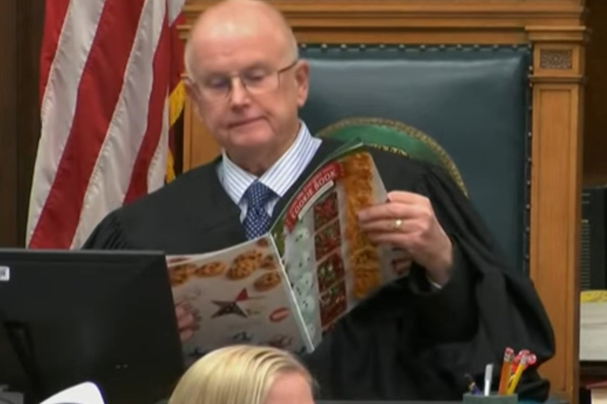 Judge Bruce Schroeder seen reading cookie magazine during Kyle ...
