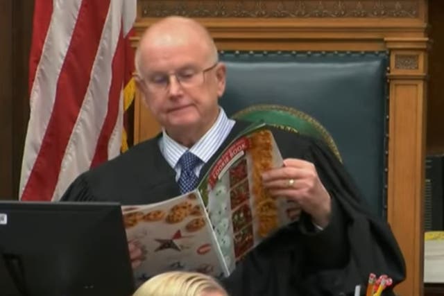 <p>Juez en la foto leyendo una revista de galletas durante el juicio de Kyle Rittenhous. </p>