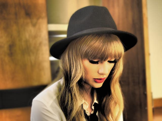 Taylor Swift en obra de arte promocional para su versión regrabada de 'Red'