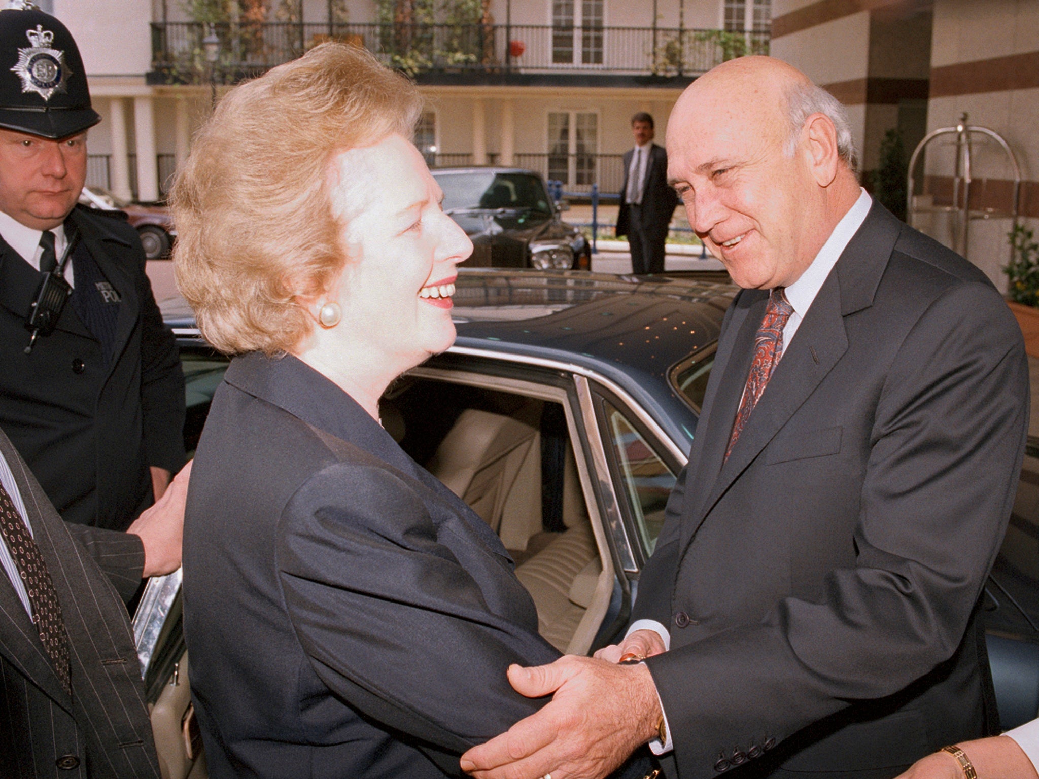 De Klerk bids farewell to Margaret Thatcher following a series on talks in 1991