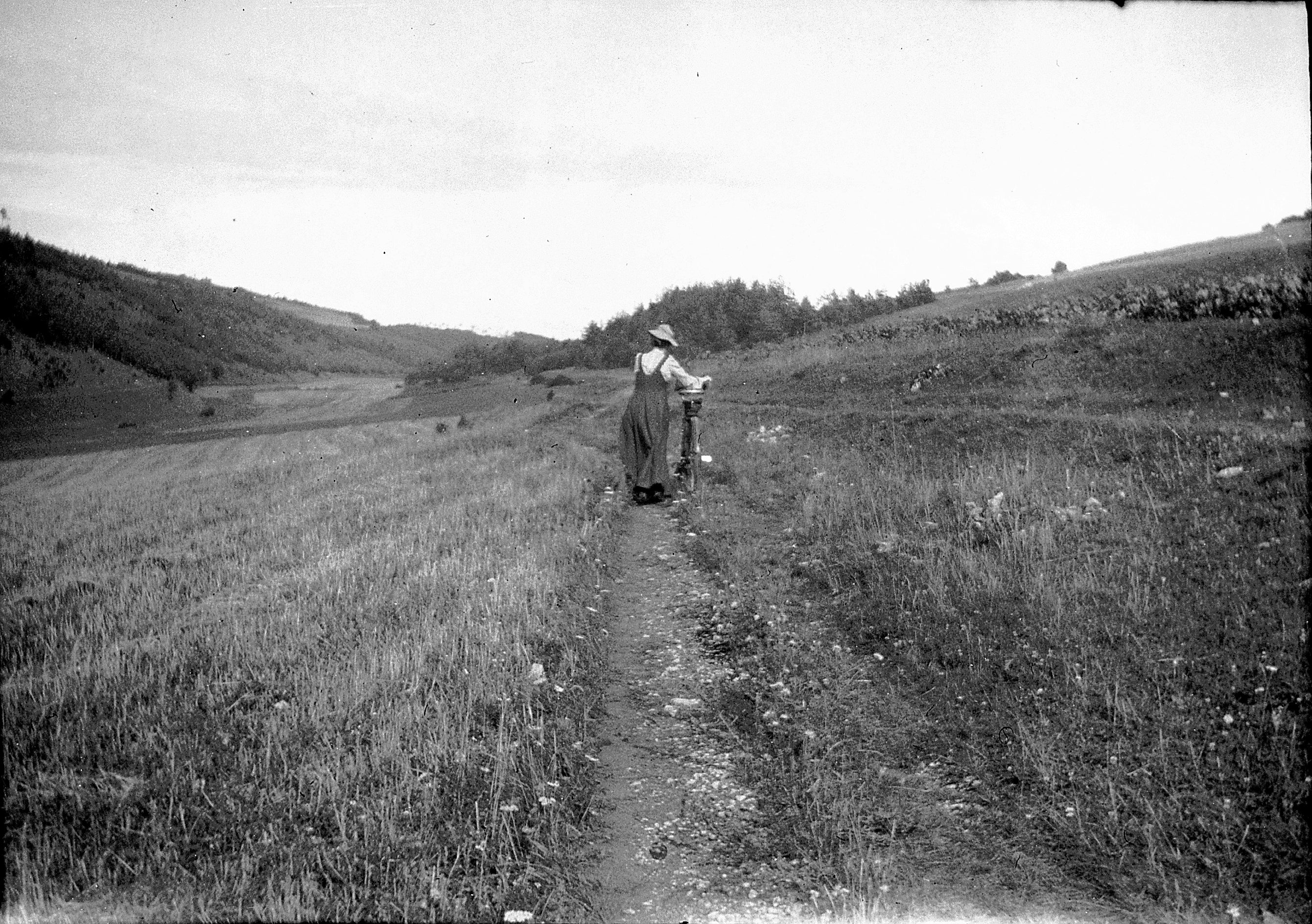 Münter with her bicycle on a field path near Krachenhausen, Kallmunz, in the summer of 1903, taken by Kandinsky