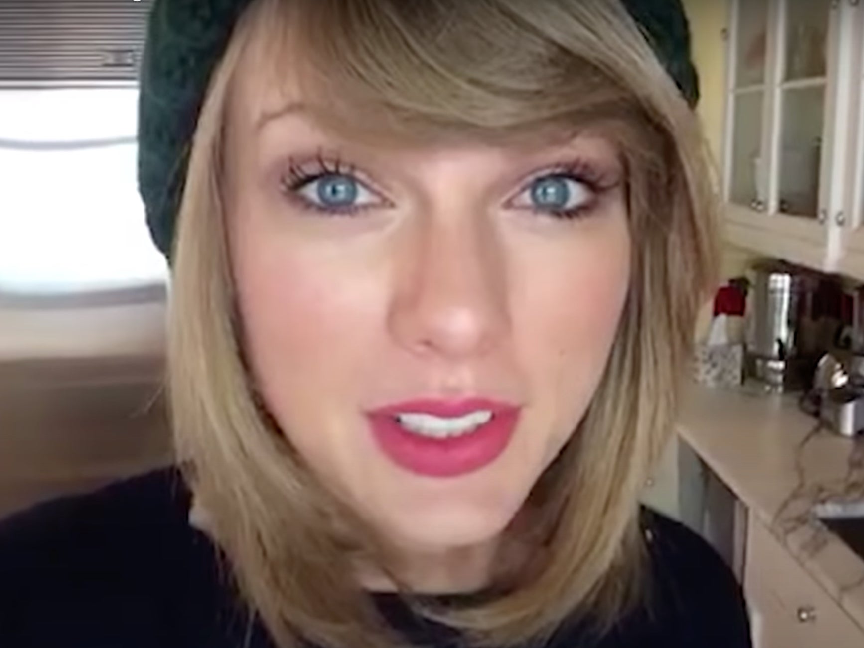Merry Swiftmas: the singer took to YouTube to give gifts to lucky fans in 2014