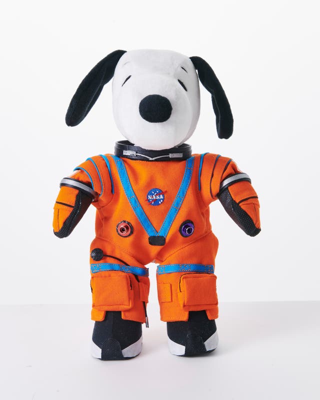 SNOOPY-EN EL ESPACIO