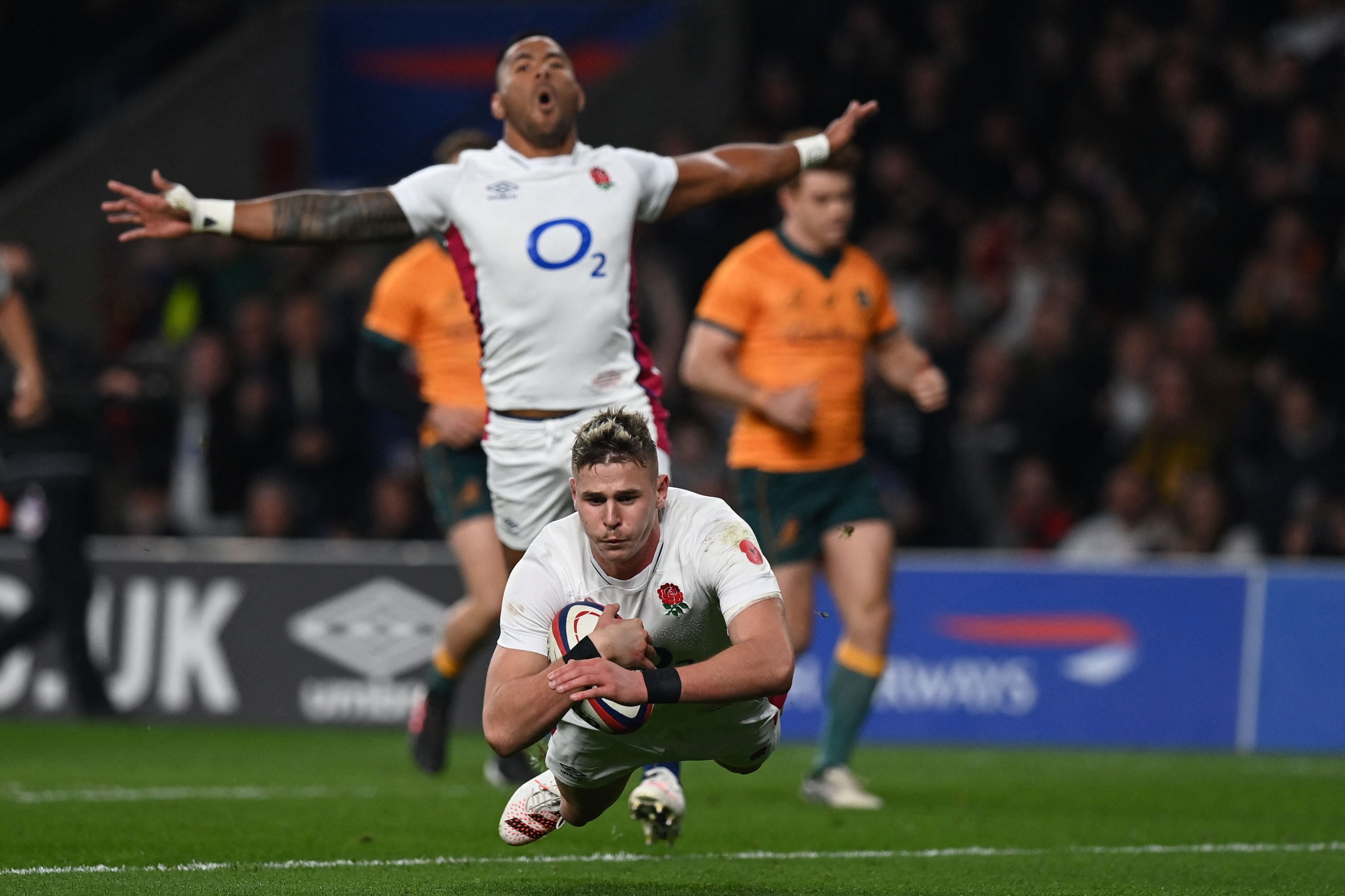 Steward dives over the line to score England’s opening try