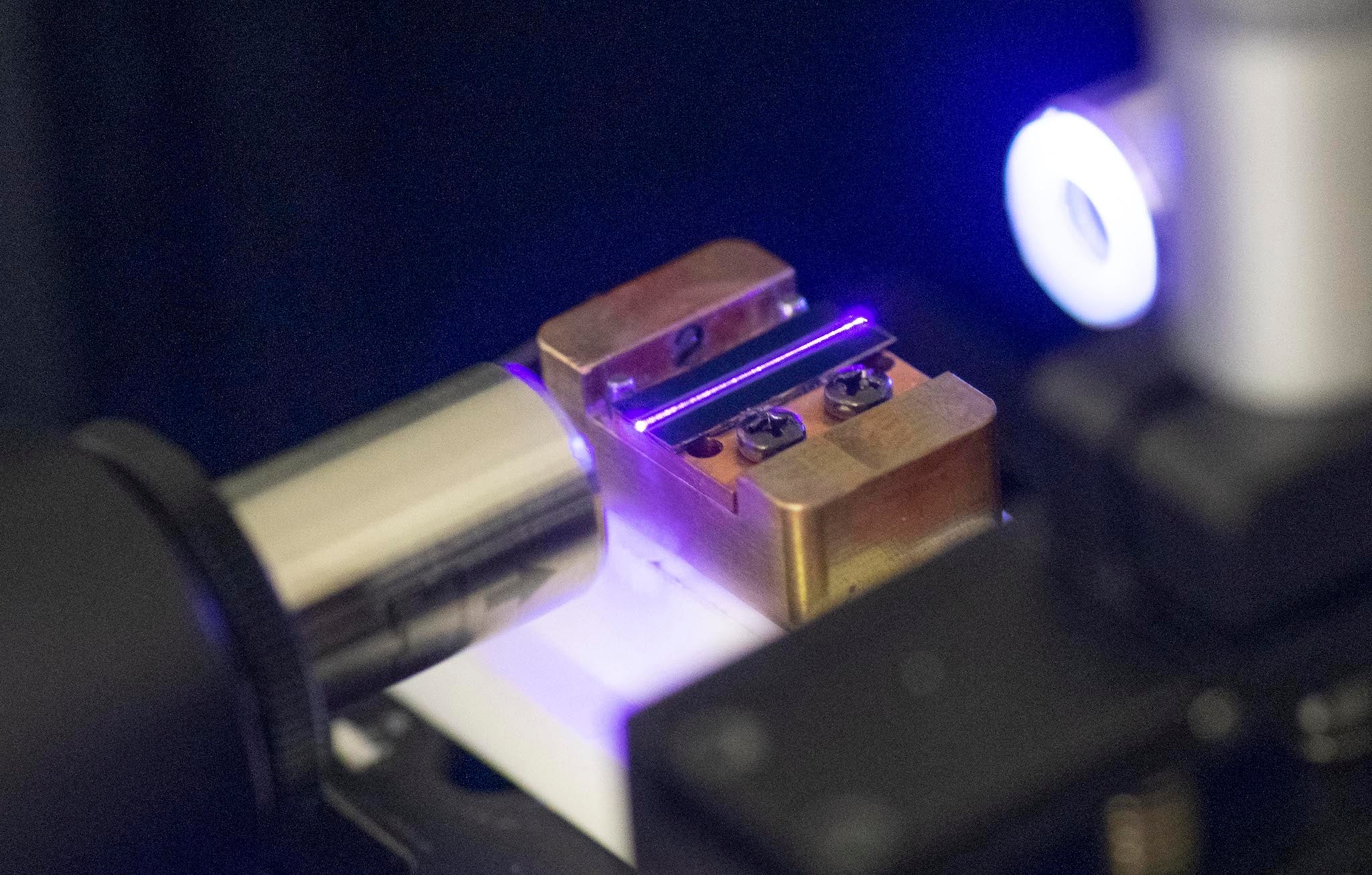 A laser tests the optical waveguide of a chip for quantum computing in a laboratory at the technology company Q.ant in Stuttgart