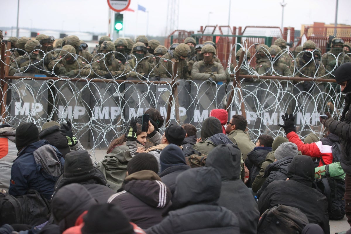 Macron and Putin call for a ‘de-escalation’ of Belarus border tensions ...