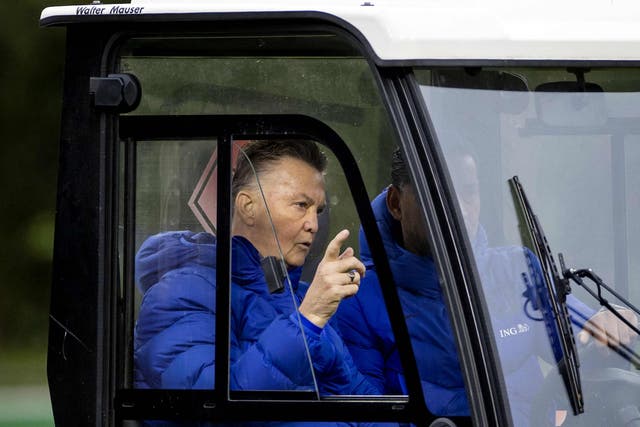 <p>Louis van Gaal takes Netherlands training from a golf cart</p>