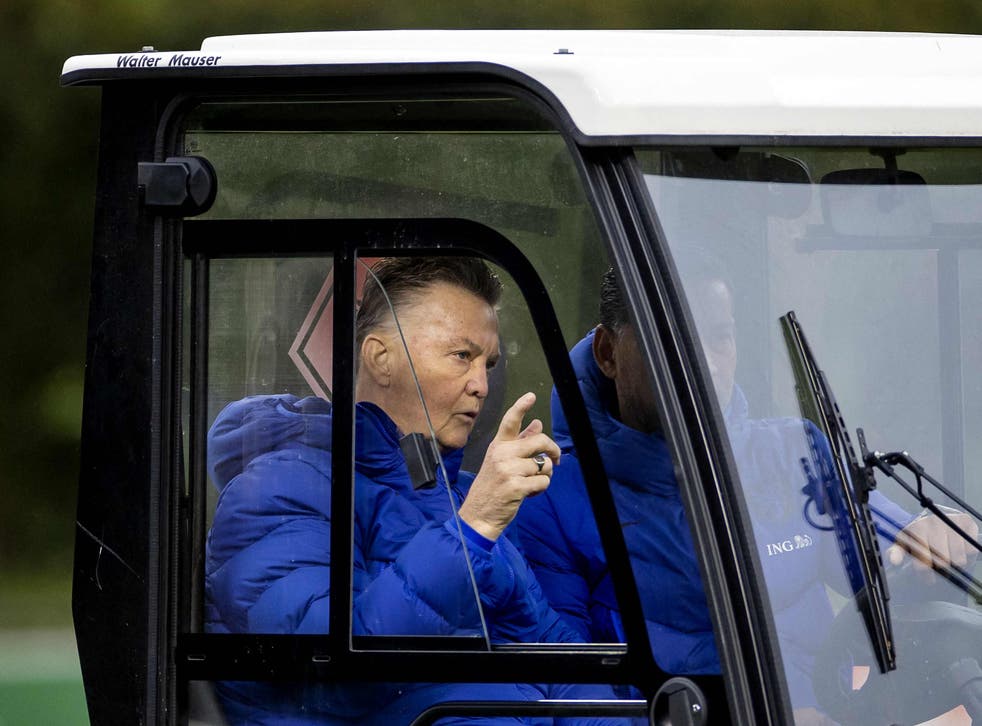 <p>Louis van Gaal takes Netherlands training from a golf cart</p>