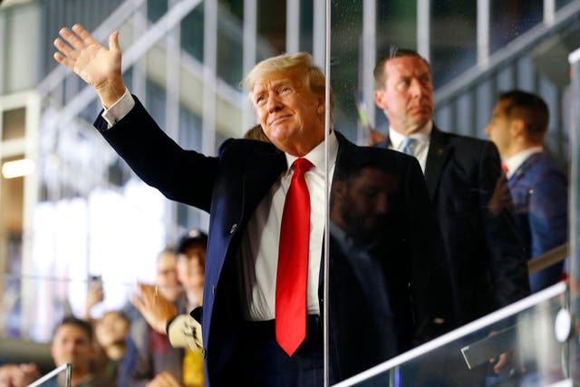 El expresidente Donald Trump asiste al cuarto juego de la Serie Mundial en Atlanta