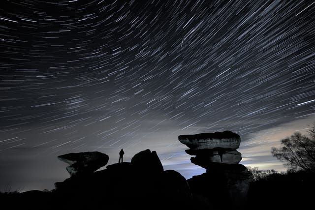 <p>Se espera que la lluvia de meteoros Leónidas ilumine los cielos sobre Gran Bretaña (Danny Lawson / PA)</p>