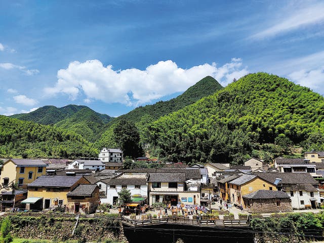 <p>A view of Shishe village, Tonglu county, Zhejiang province</p>