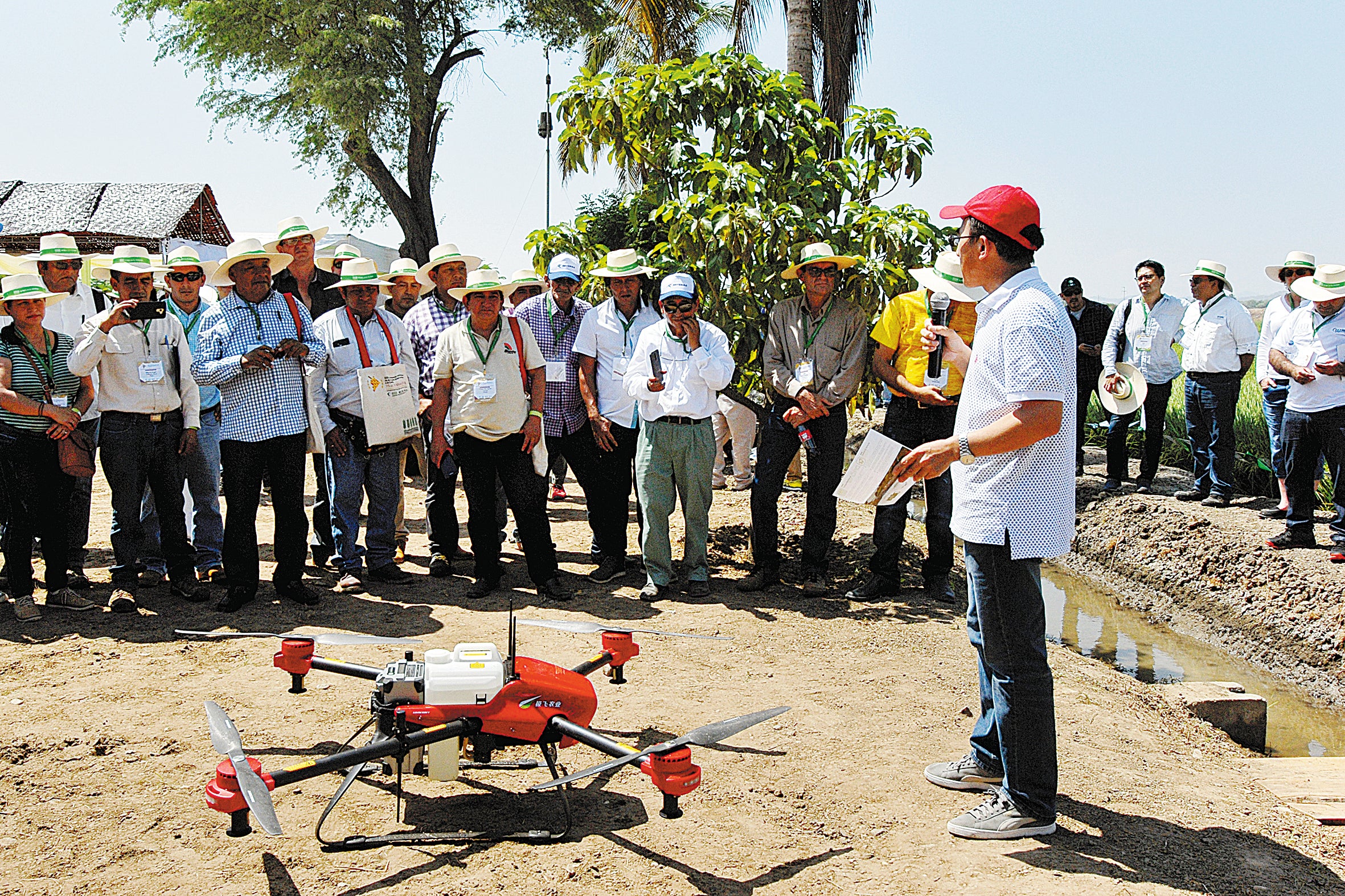 Ma Zhiqiang explains the use of an agricultural drone to farmers in Ecuador