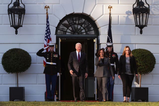 El presidente Joe Biden y la vicepresidenta Kamala Harris salen de la Casa Blanca para una ceremonia de firma el lunes.