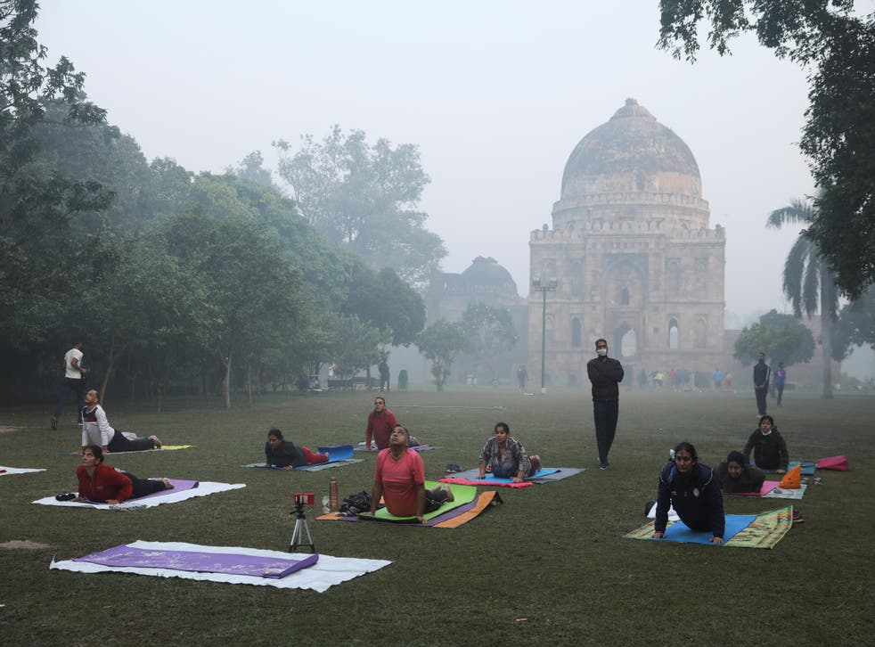 <p>People exercise on a smoggy morning at Lodhi Garden in New Delhi </p>