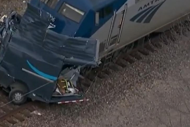 Una camioneta de reparto de Amazon después de ser atropellada por un tren de Amtrak