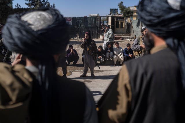 Combatientes talibanes aseguran el área después de que estallara una bomba al borde de la carretera en Kabul, a principios de este mes.