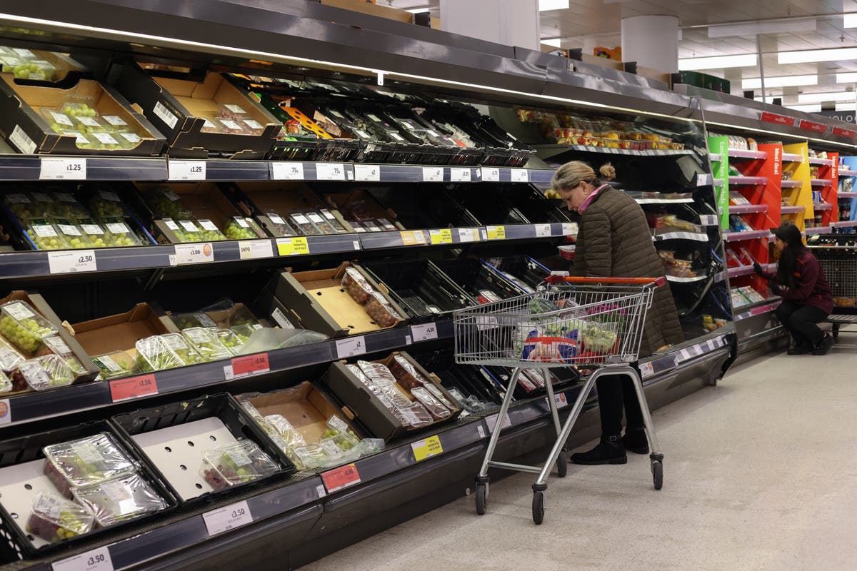 Najnowsze wiadomości dotyczące racjonowania supermarketów: Brytyjskie supermarkety, takie jak Asda, nakładają ograniczenia na owoce i warzywa, ponieważ półki pozostają puste