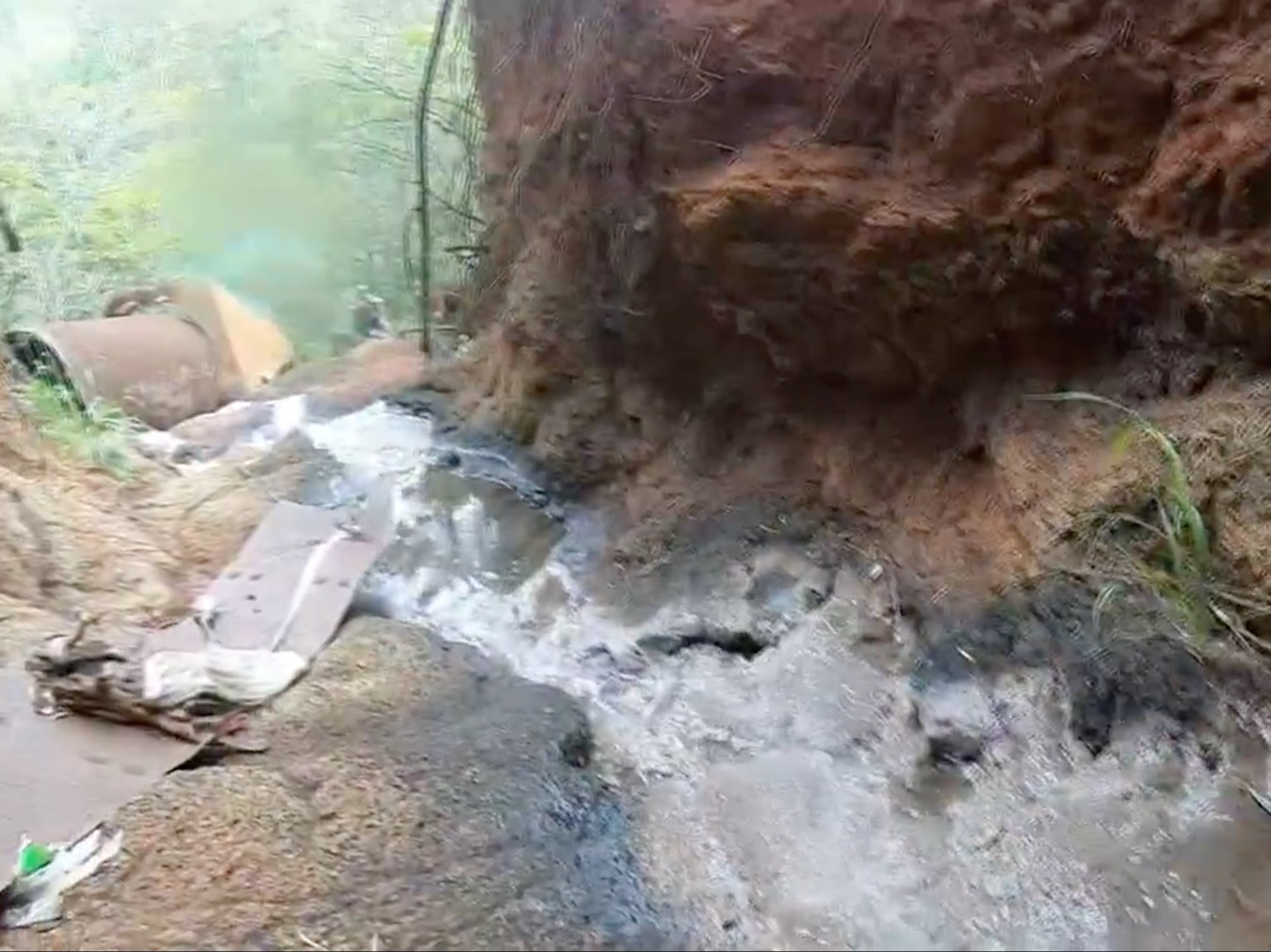 El arroyo no lejos de la interestatal H2 en la isla de Oahu, Hawaii