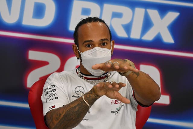 El piloto de Mercedes Lewis Hamilton habla durante una conferencia de prensa antes del Gran Premio de Qatar (Andrej Isakovic, Pool Photo vía AP)