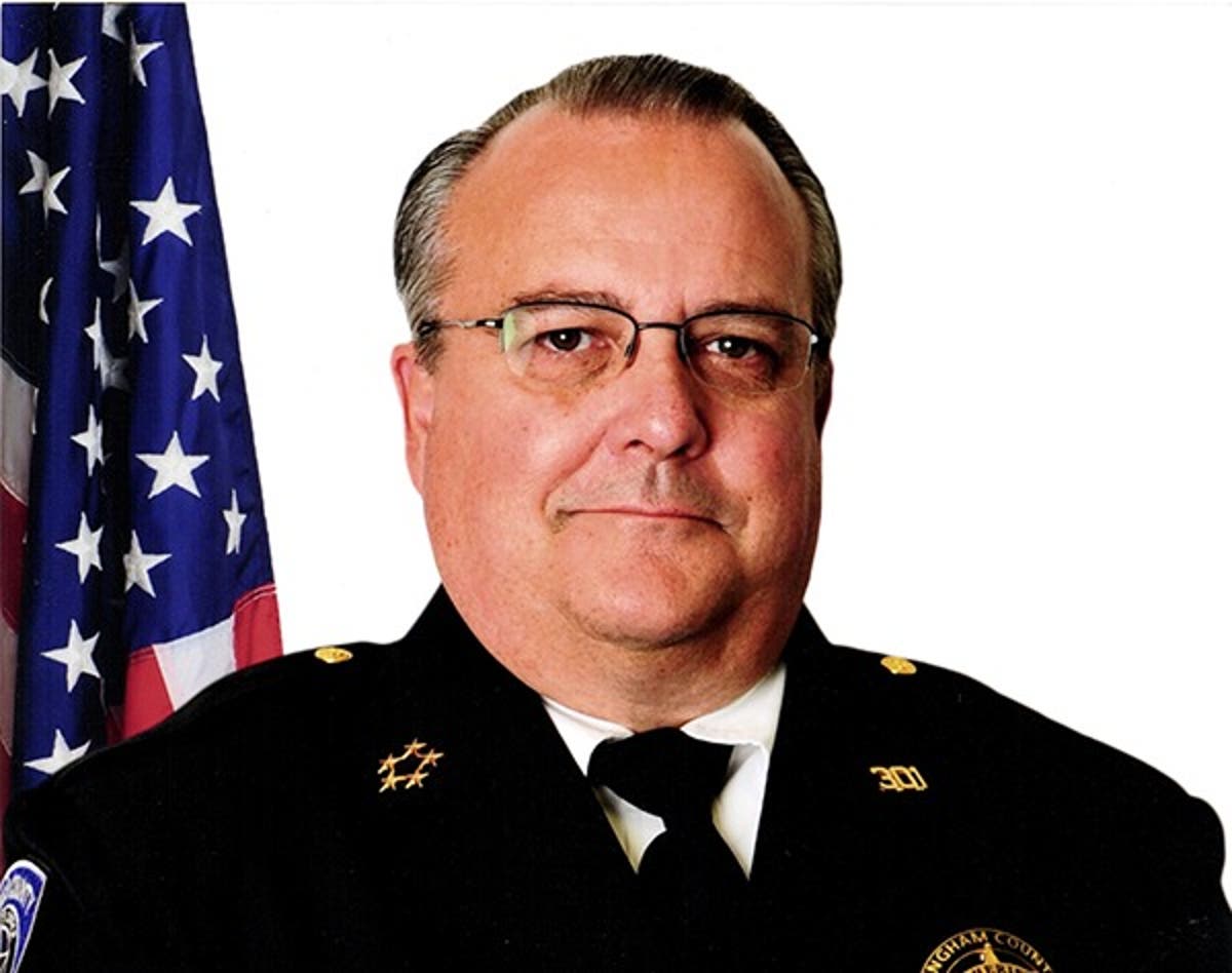 Sheriff accused of pulling gun on girls from church group who left thank you note at his home, report says Sheriff accused of pulling gun on girls from church group who left thank you note at his home, report says