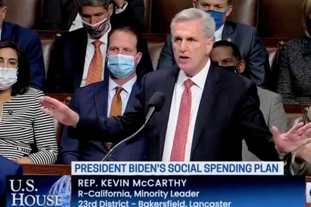 <p>Kevin McCarthy hablando en la Cámara durante el debate del proyecto de ley Build Back Better de Joe Biden</p>