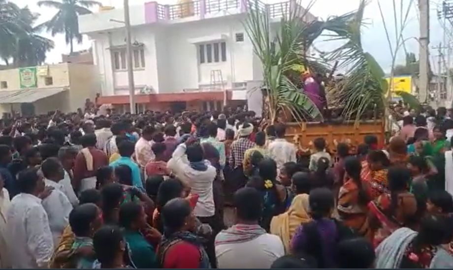 Many organisations, locals and shopkeepers pooled resources and funds to hold Basava’s funeral procession