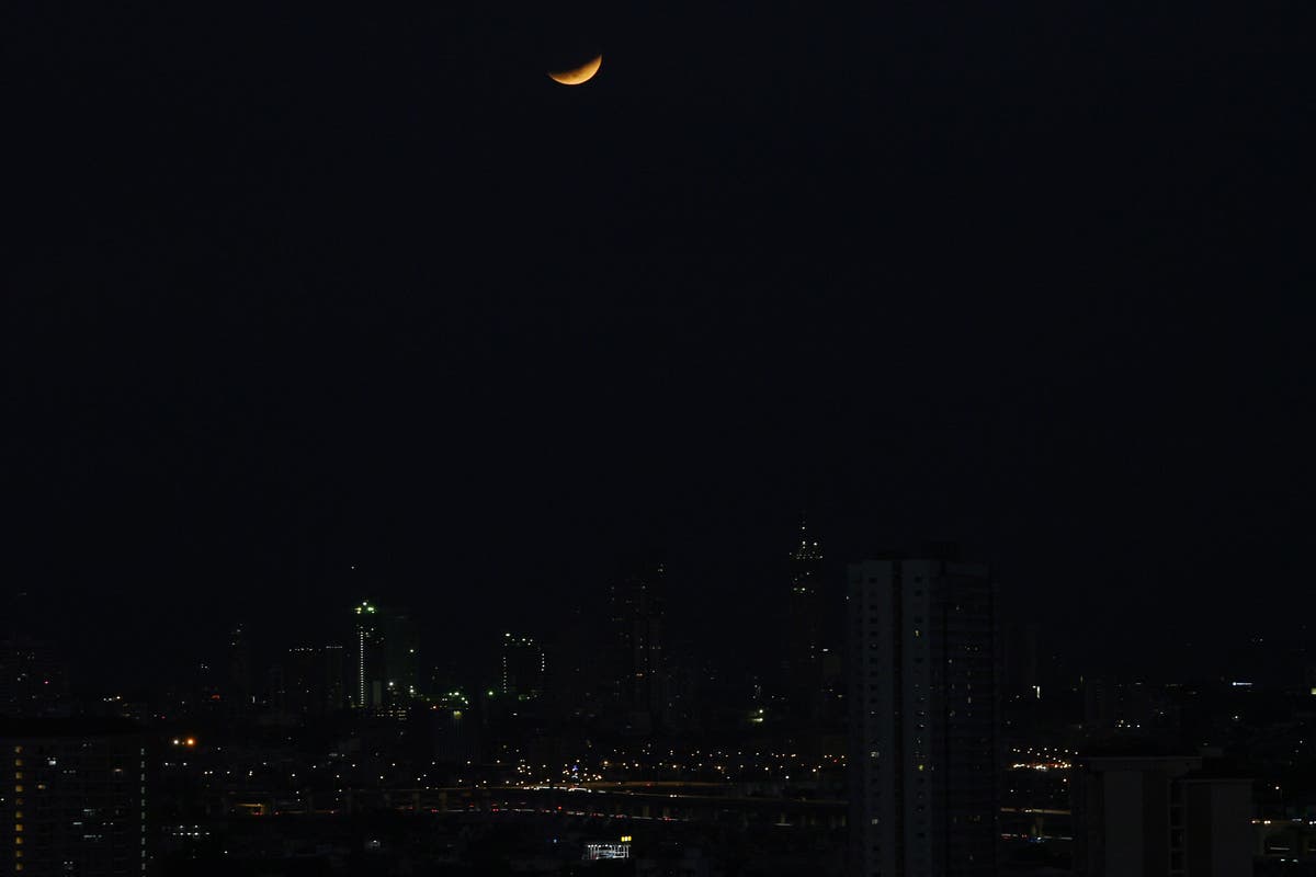 Lunar eclipse 2021: Stunning pictures show beaver &lsquo;blood&rsquo; moon&rsquo;s partial eclipse 