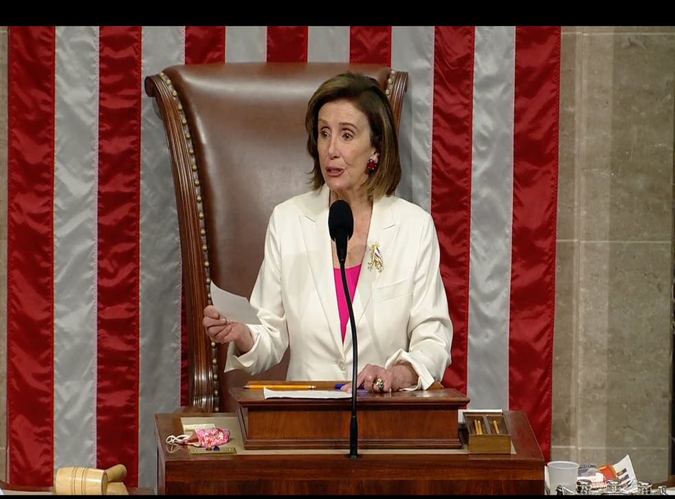<p>La presidenta de la Cámara de Representantes, Nancy Pelosi, lee los resultados de la votación nominal para aprobar la ley Build Back Better</p>