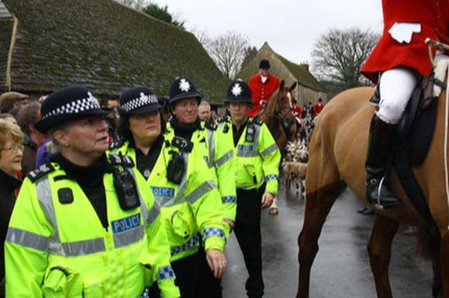 <p>Forces should have robust aide memoires so officers can recognise illegal foxhunting, the document advises </p>
