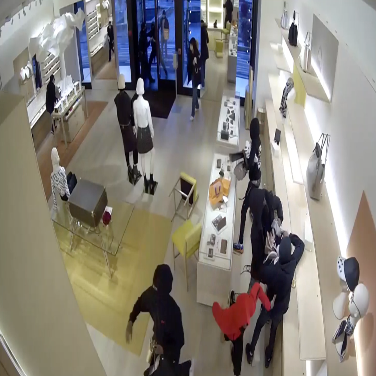 Police Search for Gang of Robbers Who Cleaned Out Louis Vuitton Store