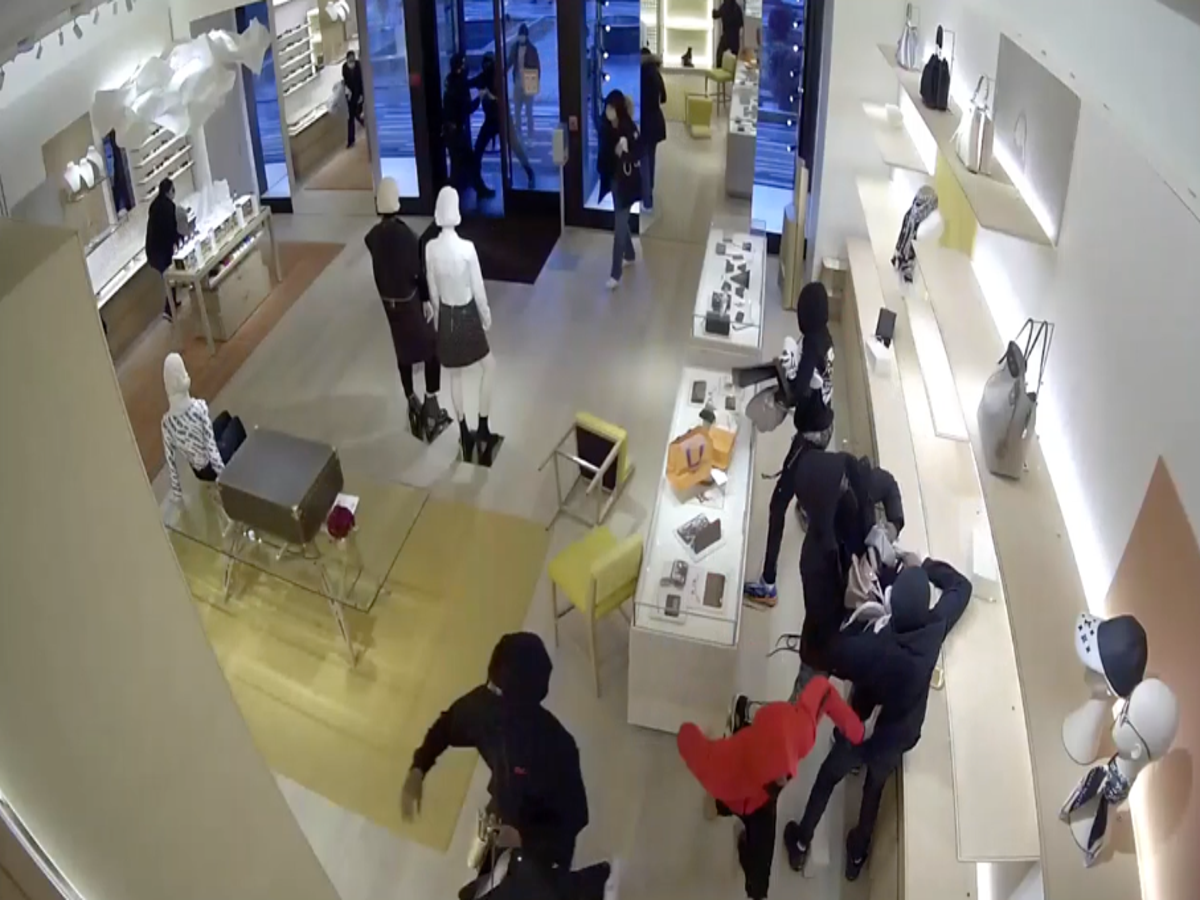 Video: Thieves ransack Louis Vuitton store in San Francisco