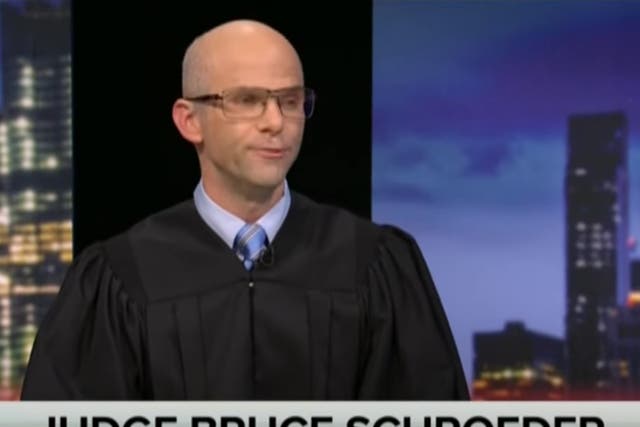 Mikey Day como el juez Bruce Schroeder en Saturday Night Live, 20 de noviembre de 2021