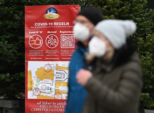 <p>A sign displays rules for visitors of the christmas market amid the novel coronavirus COVID-19 pandemic in Salzburg, on November 19, 2021</p>