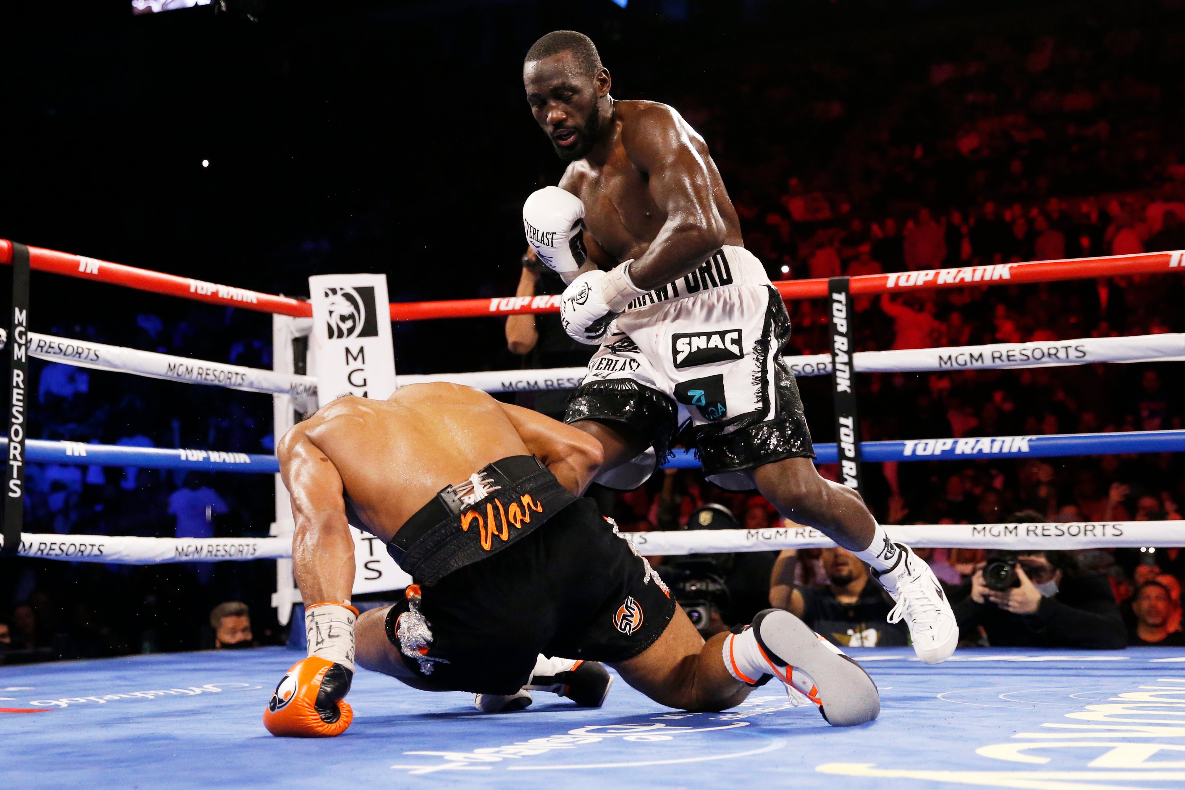 Terence Crawford stopped Shawn Porter to retain his world title